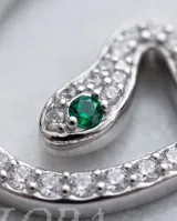 Collar de acero con cadena fina y dije en forma de serpiente, completamente cubierto de circonias blancas y con una circonia verde en el ojo.