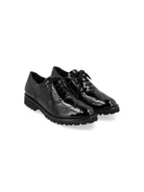 Zapato estilo oxford de cuero charol negro, con diseño clásico de perforaciones brogue, cordones al tono y suela track de EVA.