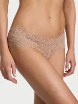Braga estilo cheeky confeccionada en encaje suave y elástico color tostado, de tiro bajo con ribetes festoneados.