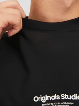 Remera de manga corta y cuello redondo con calce relajado. Presenta un estampado en relieve en el centro del pecho con la inscripción Originals Studio. Confeccionada en tejido jersey simple de algodón.