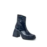 Botas cortas negras de cuero vacuno con textura tipo cocodrilo. Taco de madera forrado en cuero de 8cm, entre suela de goma de 2cm forrada en cuero, inclinación de horma de 6cm y caña de 15cm. Cierre YKK del lado interno y horma de punta cuadrada.