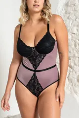 Body color lila con detalles de puntilla negra, con aro, breteles regulables y broche en la entrepierna.