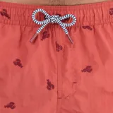 Short de baño rojo con estampado de langostas oscuras y cordón ajustable bicolor en la cintura.