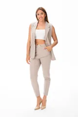 Chaleco color camel con corte recto, bolsillos funcionales y terminaciones de calidad.