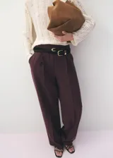 Pantalón wide leg de tiro bajo, color bordó, con bolsillos laterales y trabillas para cinturón.