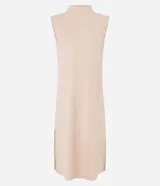 Vestido midi Marfinno color beige, confeccionado en viscosa y poliéster, con cuello alto, diseño sin mangas, hombreras y silueta fluida.