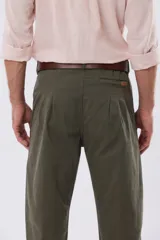 Pantalón bombacha de campo color caqui, de corte tradicional con pinzas en la cintura y botamanga ajustada con botones.