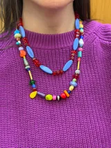 Collar largo confeccionado con cuentas multicolor de diversos materiales, formas y tamaños, incluyendo cristales checos, piedras naturales, acrílico y cerámica. Cuenta con cierre de cadena de acero quirúrgico y ganchito regulable.