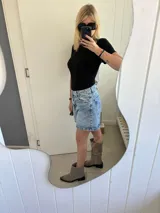 Botas de caña media confeccionadas en cuero gamuzado color marrón oscuro. Presentan un diseño versátil 2 en 1 que permite usar la caña extendida o doblada, con puntera cuadrada y taco bajo.