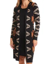 Vestido de punto con diseño integrado que simula un conjunto de vestido negro liso con un cárdigan largo estampado con patrón geométrico de eslabones. Presenta escote redondo y mangas largas.
