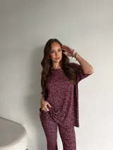 Remerón de viscosa color bordó con estampado de lunares pequeños blancos, cuello redondo y mangas cortas de corte holgado.