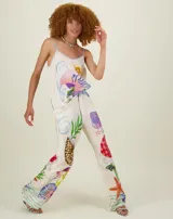 Top de tirantes finos color blanco roto con ribete celeste en el escote. Presenta un estampado vibrante de temática marina con conchas, estrellas de mar y algas en tonos pastel y brillantes.