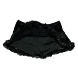 Pollera mini tipo skort de color negro, con diseño de volados de encaje y satén. Cuenta con short integrado y ajuste regular.