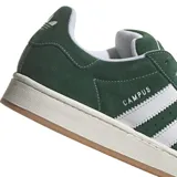Championes Adidas Campus 00S de gamuza color verde con las tres tiras blancas y suela color caramelo.