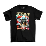Remera negra de manga corta con estampa frontal de los Gremlins comiendo pochoclos y usando lentes 3D, con la leyenda Horror Movies Junkie.