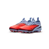 Championes de fútbol Nike Phantom 6 Low Academy, con diseño de corte bajo en color celeste y detalles en rojo y negro. Presentan una estructura texturizada para un mejor control del balón y suela con tapones para tracción en césped.