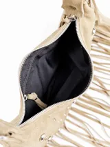 Cartera estilo hobo de cuero color rojo, con diseño semilunar, decoración de tachas metálicas plateadas y flecos largos colgantes en la parte inferior. Cuenta con correa ajustable para el hombro y forro interior con bolsillo.