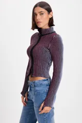 Campera corta de tejido de punto acanalado con diseño de rayas verticales en dos tonos. Presenta cuello alto y cierre frontal completo con borde en color negro.