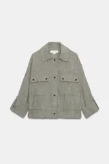 Chaqueta corta gris de tejido texturizado con cuello solapa, manga larga con trabilla, bolsillos delanteros con solapa y cierre frontal de botones metálicos.