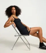 Vestido corto negro de rib con breteles finos y escote cuadrado. Corte evasé y sin estampa.