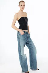 Top tipo corset de escote recto y hombros descubiertos, con cierre frontal mediante ganchos metálicos y costuras verticales estructuradas.