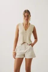 Short de denim azul de tiro medio, con bolsillos delanteros aplicados y dobladillo en las piernas.
