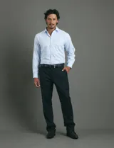 Camisa de vestir de manga larga en color celeste, con cuello clásico, cierre frontal de botones y bolsillo en el pecho.