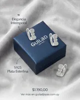 Caravanas de plata con diseño de moña, adornadas con circonias brillantes. Cuentan con cierre catalán.