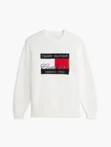 Sweater de punto blanco de cuello redondo con el logo gráfico de Tommy Hilfiger y Cadillac Formula 1 Team en el pecho, mangas largas y puños y bajo de canalé.