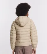 Campera ultra leve Blue Steel, confeccionada en poliamida, con diseño de gajos, capucha, cierre frontal por cremallera, bolsillos laterales con botones y elástico en los puños.