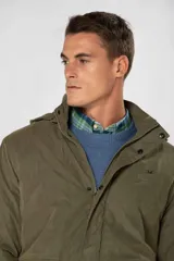 Campera de abrigo confeccionada en microfibra con tratamiento repelente al agua. Presenta capucha desmontable, cierre frontal, bolsillos delanteros con doble abertura y bolsillo interno de seguridad.