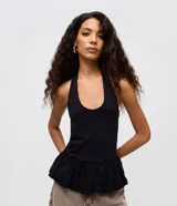 Blusa Blue Steel de algodón con escote halter y detalle de ruedo peplum con volumen.