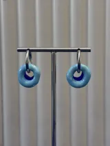 Aros tipo argolla de plata 925 con dijes circulares de vidrio en tonos azul y celeste.