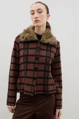 Saco de punto con diseño de cuadros, cierre frontal con botones y cuello de pelo sintético desmontable.