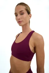 Top deportivo color uva, con escote redondo y espalda deportiva.
