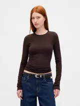 Remera de manga larga color marrón oscuro, con cuello redondo y ajuste al cuerpo.