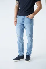 Jean de corte recto en color azul claro, con diseño de tiro medio y cintura regular. Presenta detalles de roturas en las rodillas y logo bordado en el bolsillo pequeño delantero.