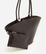 Cartera shopper de diseño estructurado en forma de trapecio invertido, color marrón oscuro, con asas de hombro y detalles metálicos dorados.