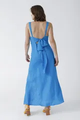 Vestido largo de lino color celeste con breteles finos y escote en V.