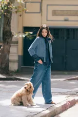 Saco tejido de punto con cuello a la base y manga larga, de diseño reversible y corte recto. Presenta un acabado bicolor que genera un efecto visual de contraste en los bordes y puños.