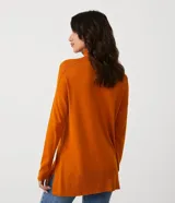 Blusa de punto color naranja, de viscosa de manga larga, cuello alto y detalles acanalados en la manga.