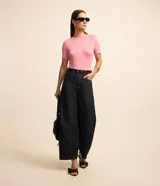 Blusa básica de viscosa y elastano de la marca Cortelle, color mostaza, con escote redondo y mangas cortas.