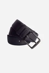 Cinturón Mistral modelo Ted de poliuretano color negro, con hebilla metálica rectangular y trabilla con relieve de la marca.