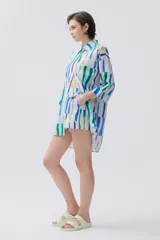 Short de lino con estampado de pinceladas en tonos azul y verde, de calce holgado y cintura elastizada.