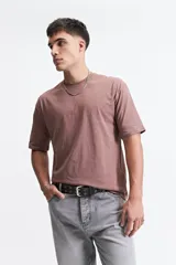 Remera de manga corta color marrón rosado, con escote redondo y corte oversize.