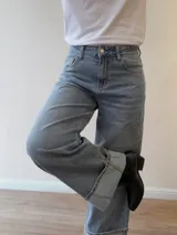 Pantalón de jean wide leg, tiro medio-alto, color celeste con lavado vintage, corte amplio y dobladillo ancho fijo en los tobillos.