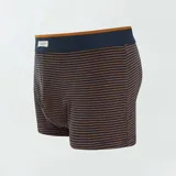 Pack de tres bóxers de algodón para hombre, uno a rayas horizontales azul y marrón, uno liso color ladrillo y uno azul con estampado de puntos marrones. Todos tienen cintura elástica azul.