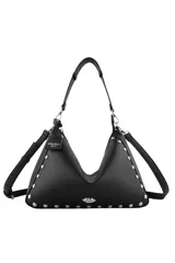 Cartera de hombro Las Oreiro en color negro, con diseño estructurado de base curva y tachas metálicas decorativas en los bordes. Incluye una correa ajustable y un aplique metálico con forma de labios en la parte frontal.