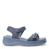 Sandalias de plataforma baja con tiras de ajuste con velcro en el empeine y el talón, confeccionadas en material textil tipo mesh y base de goma.