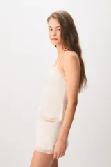 Musculosa solero de modal y algodón color gris melange, con breteles finos y detalle de encaje en el escote y el ruedo.